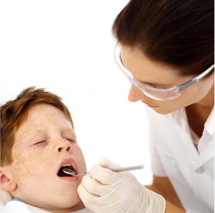 ¿Por qué un niño rechina los dientes por la noche y cómo lidiar con eso?