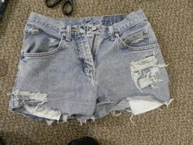 Cómo hacer jeans con pantalones cortos andrajosos