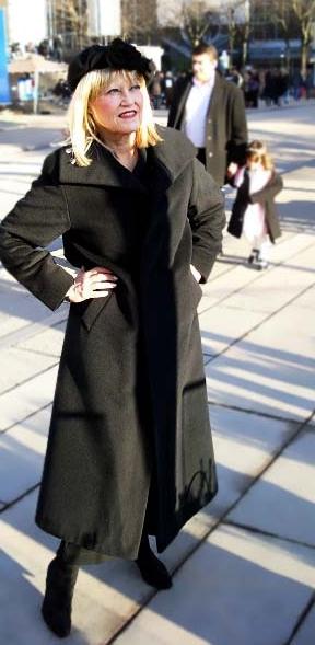 ¿Qué ponerse con un abrigo negro para lucir elegante?