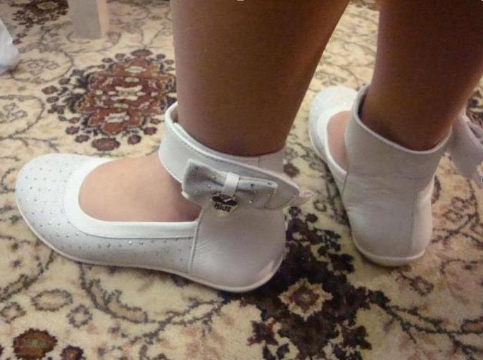 Los zapatos de niños Tiflani garantizan la salud de su hijo