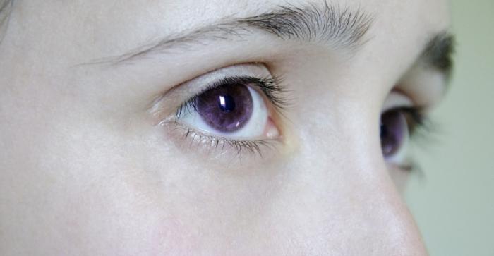 color de ojos púrpura
