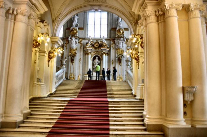 Palacio de invierno en San Petersburgo: magnífico lujo