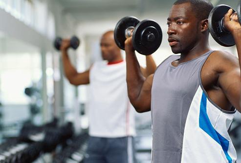 Programa de entrenamiento estándar en el gimnasio para hombres