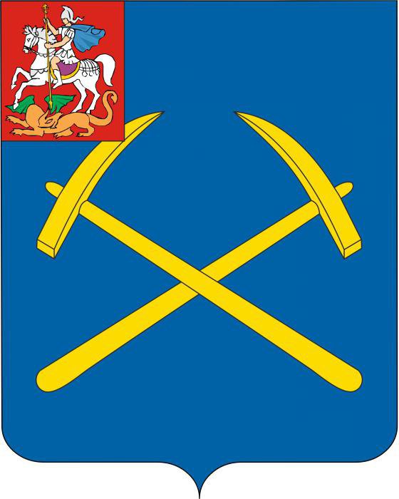 Bandera y escudo de armas de la región de Moscú