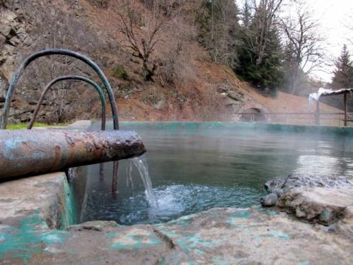 Agua mineral "Borjomi": beneficio y daño al hombre